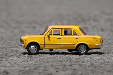 Модель желтого автомобиля.