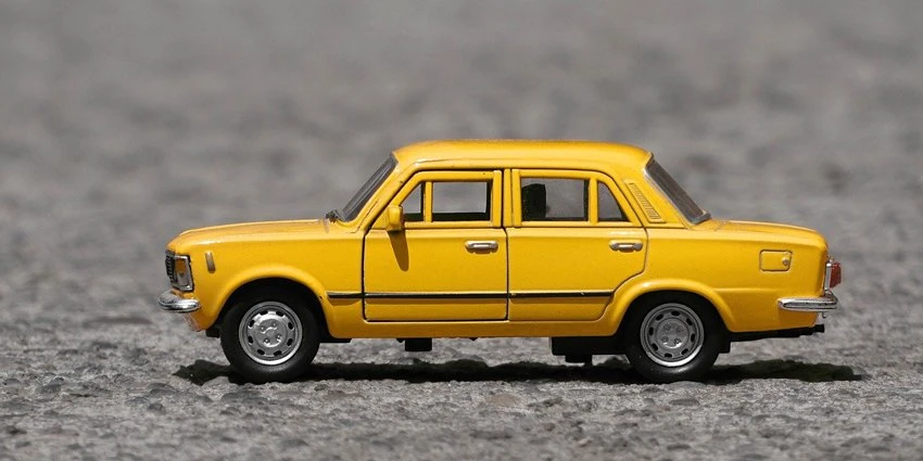 Модель желтого автомобиля.